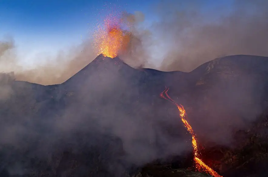 Rezort diplomacie upozorňuje na sopečnú aktivitu na Stromboli a Etne +VIDEO