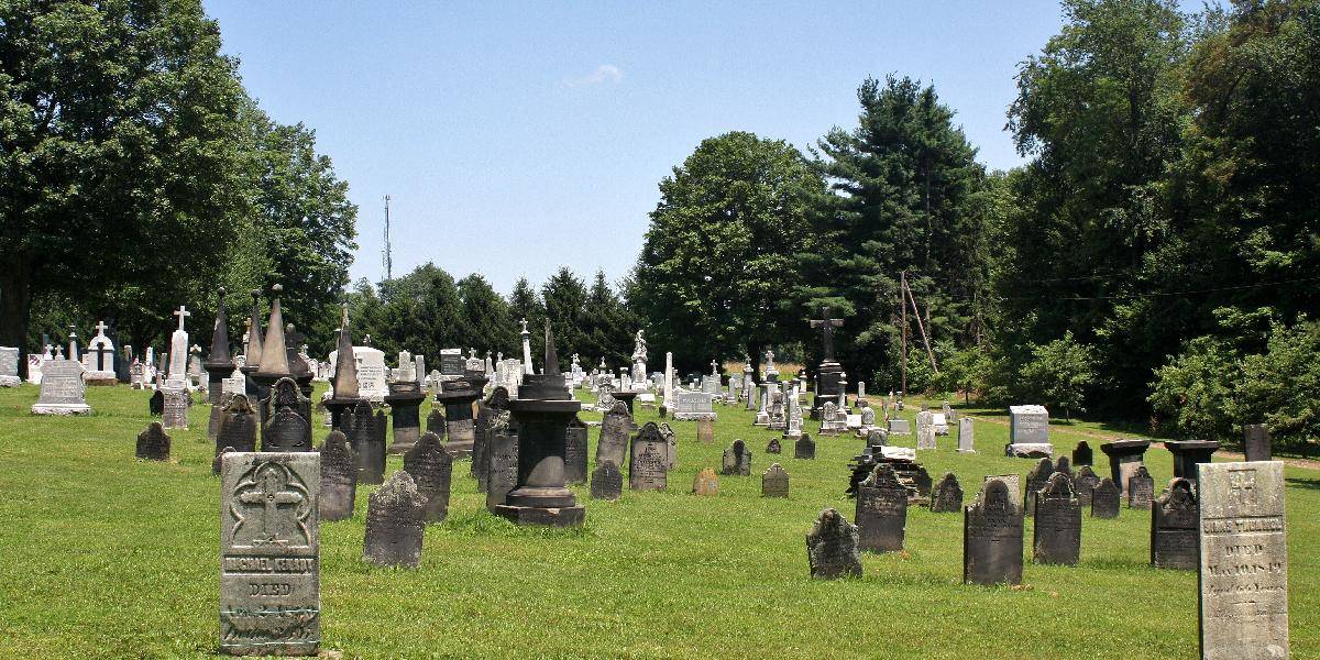 Zlodej ukradol na cintoríne 400 urien, predal ich v zberni
