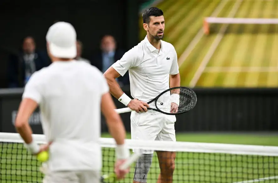 Djokovič postúpil do semifinále Wimbledonu bez boja, jeho súper De Minaur odstúpil