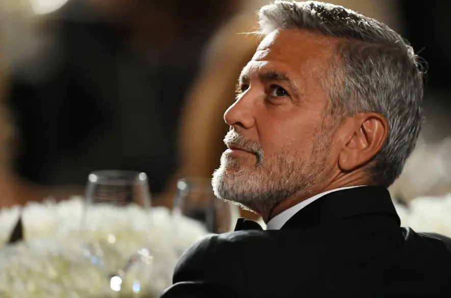 Herec George Clooney vyzval Bidena, aby sa vzdal kandidatúry