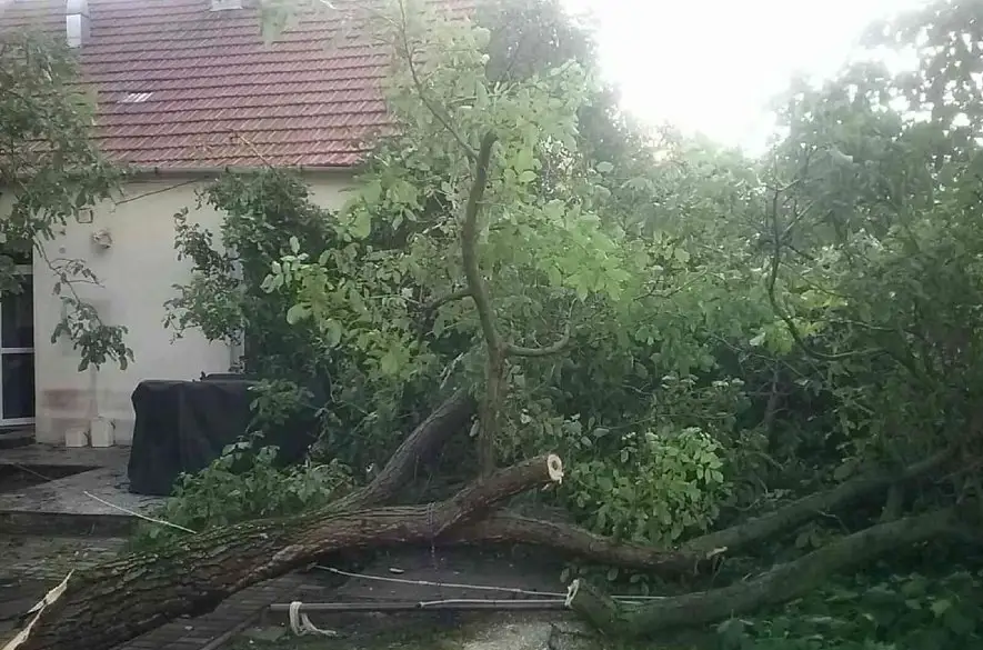 Hasiči zasahujú v súvislosti s búrkami na viacerých miestach Prešovského kraja