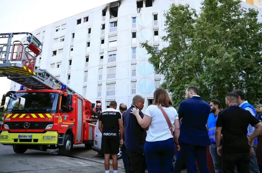 Bytový dom vo francúzskom Nice zachvátil požiar. O život prišlo niekoľko ľudí, medzi nimi aj dieťa +VIDEO