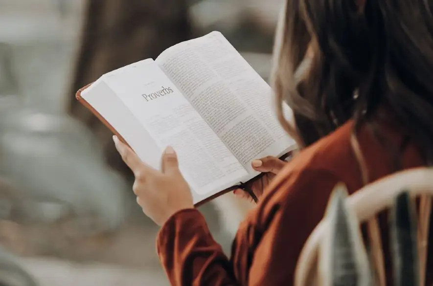 Štúdia: Tí z generácie Z, ktorí čítajú Bibliu denne, sú šťastnejší