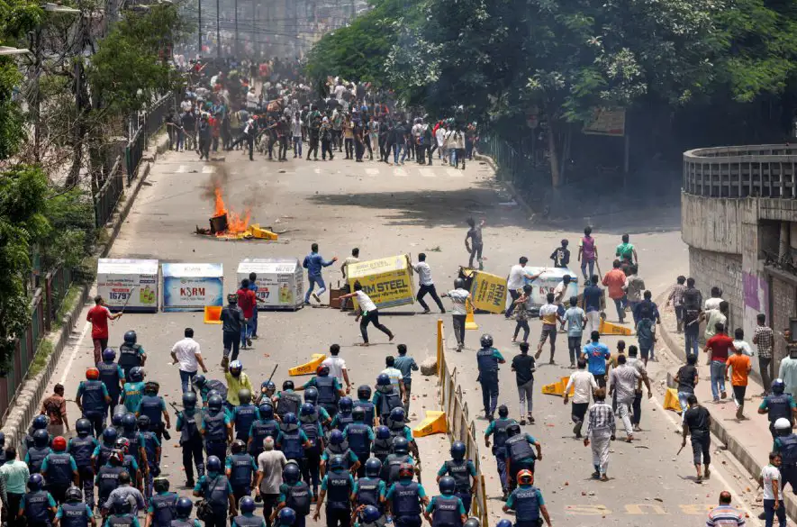 Bangladéšski demonštranti zapaľujú vládne budovy, tvrdí polícia