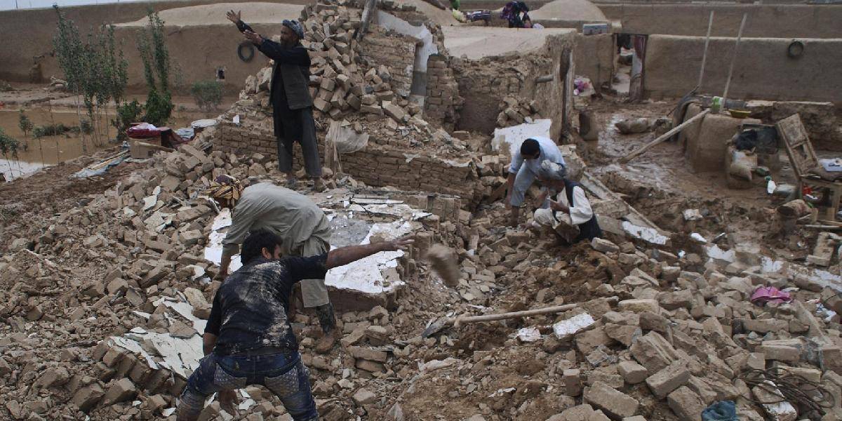 Zemetrasenie a povodne v Afganistane po sebe zanechali 38 mŕtvych
