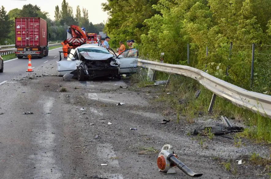 SEKUNDY IM ZACHRÁNILI ŽIVOT: Nákladiak im narazil do auta, s dieťaťom stihli odísť + FOTO