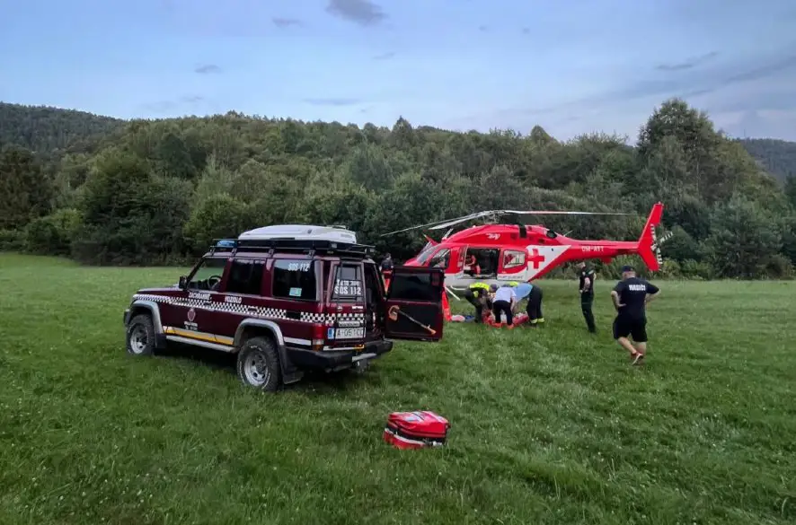 V lese pri obci Zborov nad Bystricou sa prevrátil traktor. Muža vrtuľníkom previezli do nemocnice