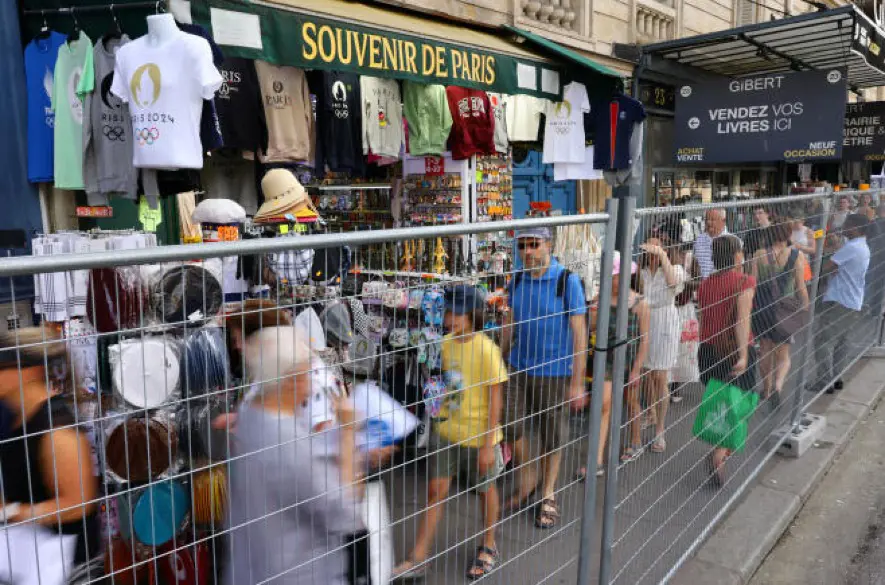 Sme ako v klietke, hnevajú sa Parížania. Mesto sa pred olympiádou opevňuje, čelilo totiž mnohým útokom