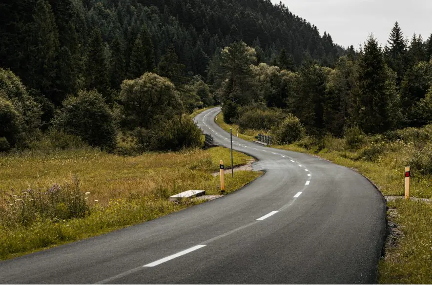 Dôležitá cesta spájajúca okresy Kežmarok a Poprad má za sebou kompletnú opravu, cestári pracovali aj na Zamagurí + FOTO