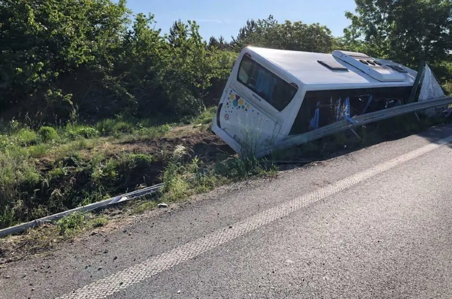 Na východe Slovenska havaroval linkový autobus zo Svidníka. Skončil v priekope