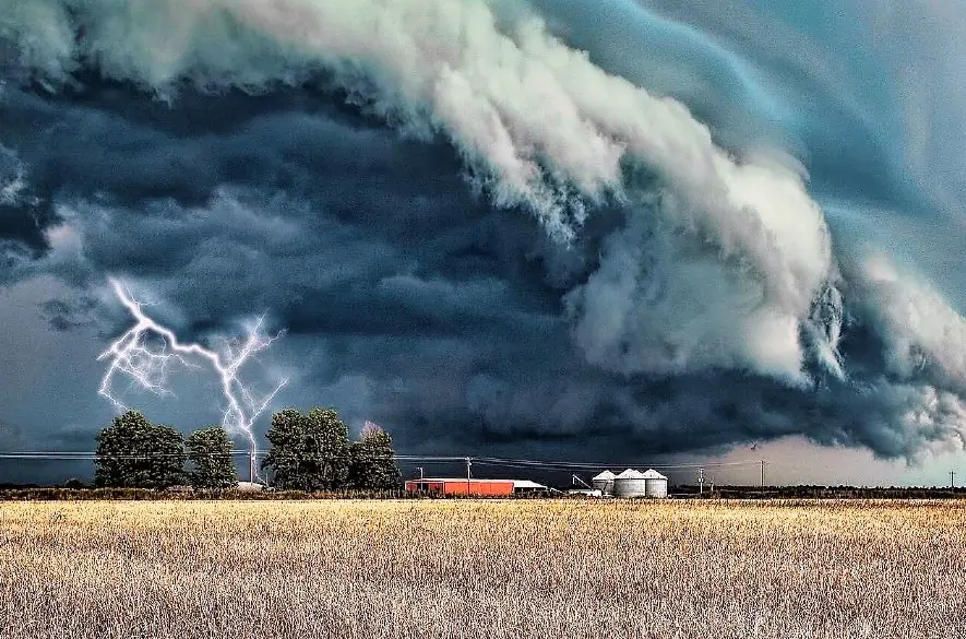 Meteorológovia zaktualizovali výstrahy: Žltá platí pre 18 okresov, búrky už udreli a hrozia aj krúpy