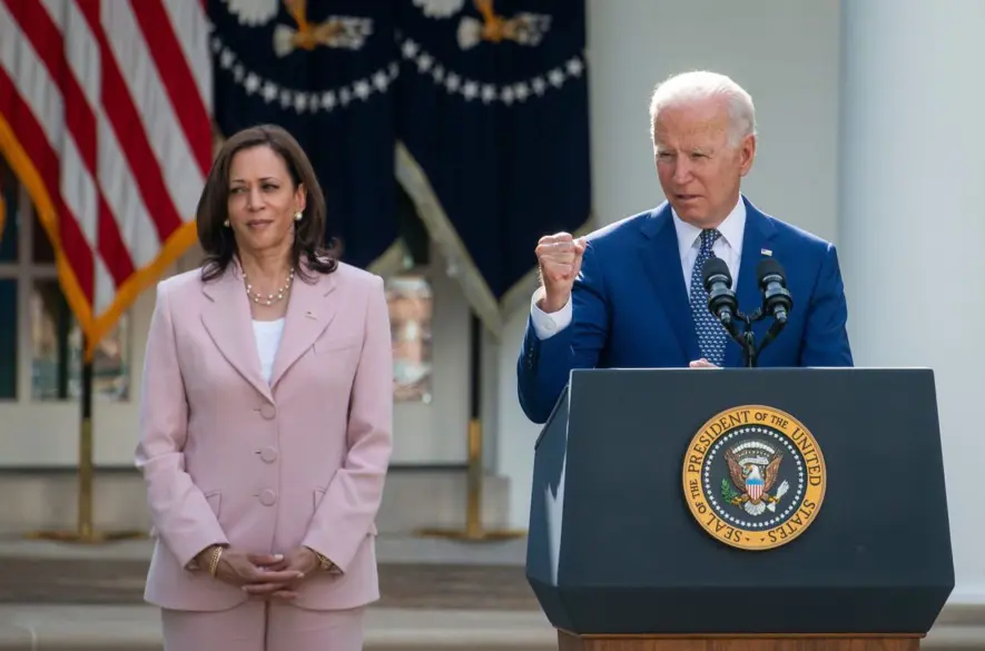 Harrisová je opica s granátom a starý otec Biden rukojemníkom, vysmievajú sa Rusi kandidátom v USA