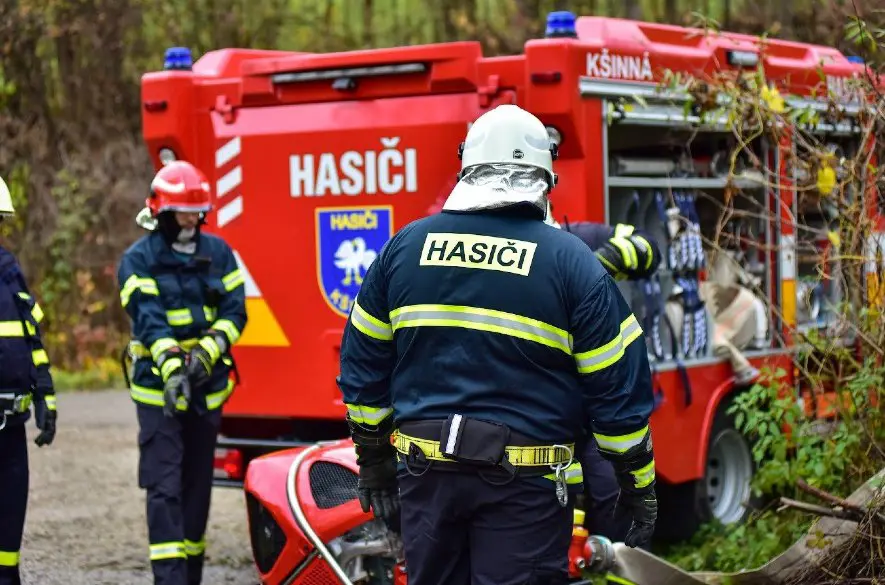 V Brezne sa zrazil autobus s traktorom, hlásia zranených. Na vozovku unikli prevádzkové kvapaliny