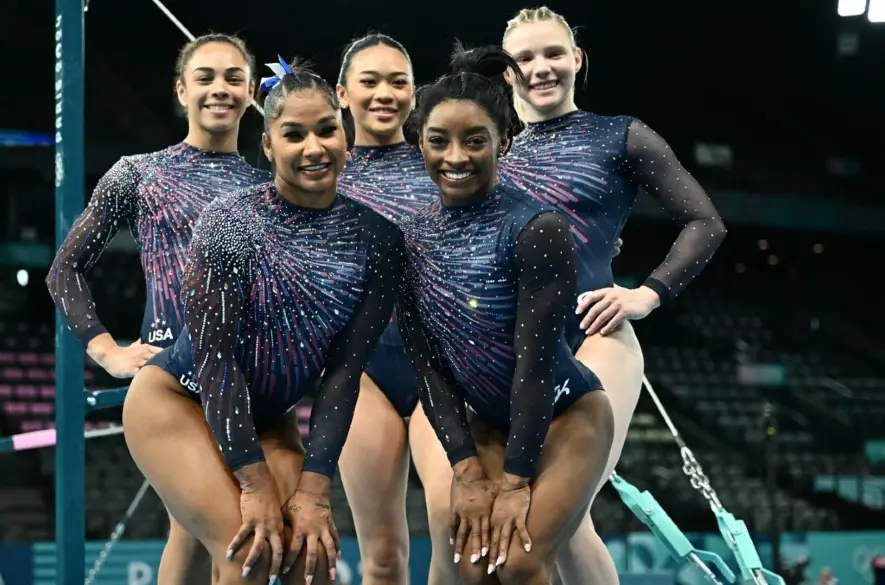 Dresy posiate tisíckami krištáľov: Gymnastky USA majú v Paríži na sebe najdrahší outfit v histórii