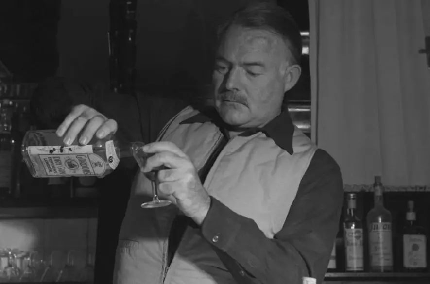 Hemingway bol jedným z opitých poétov. Spisovatelia po stáročia fungovali na alkohole a my vieme prečo