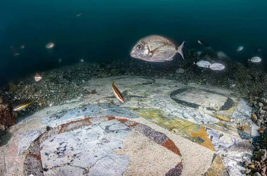 Luxusný objav archeológov: Na dne starovekého potopeného mesta objavili mramorovú podlahu + VIDEO