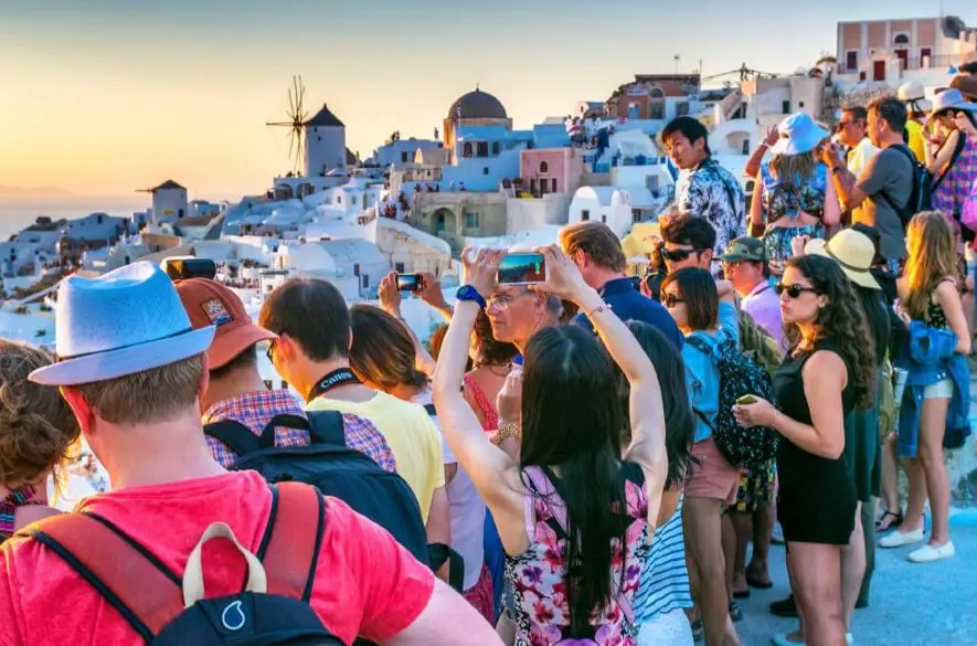 Grécko: Ostrov Santorini v Egejskom mori sužuje extrémny nápor turistov + VIDEO