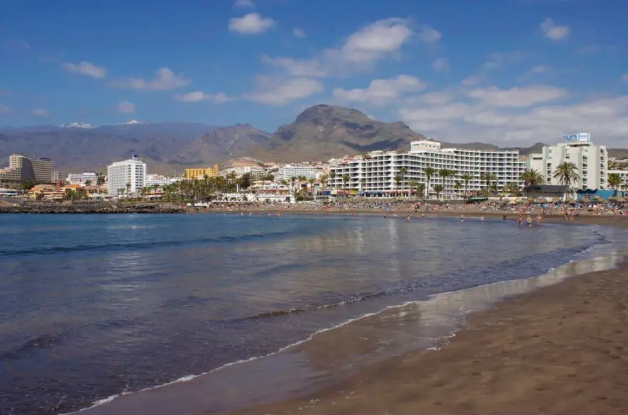 Tenerife: Obľúbená dovolenková destinácia zatvára pláže kvôli fekáliám. Do mora sa šíria nebezpečné baktérie + VIDEO