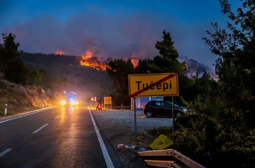 Rezort diplomacie varuje pred požiarmi v Chorvátsku. Ozývali sa aj výbuchy!