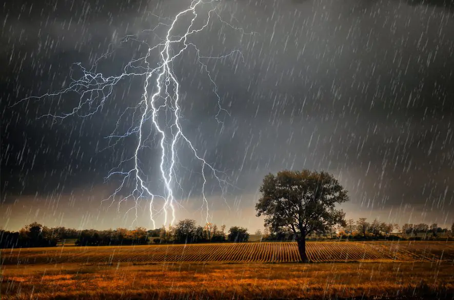 Meteorológovia zaktualizovali výstrahy prvého stupňa. Vrátia sa aj búrky, môžu byť s krúpami