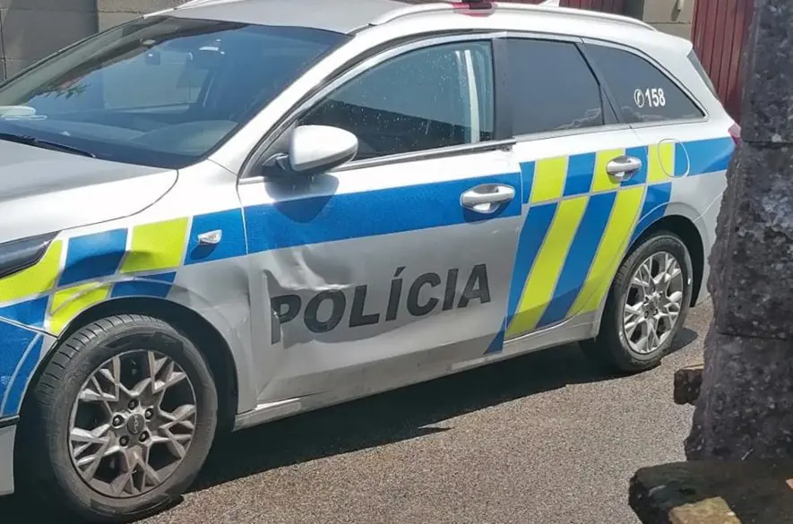 Holíč: Muž vrazil do policajného auta a zranil policajta. MAL ZÁKAZ ŠOFÉROVAŤ!