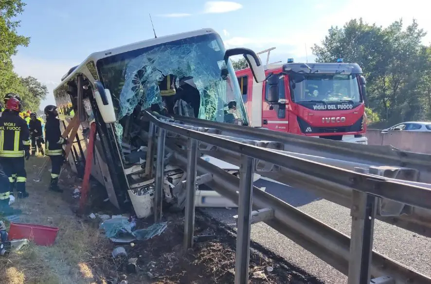 TRAGICKÁ nehoda autobusu: Zahynula jedna osoba a 15 sa zranilo + FOTO