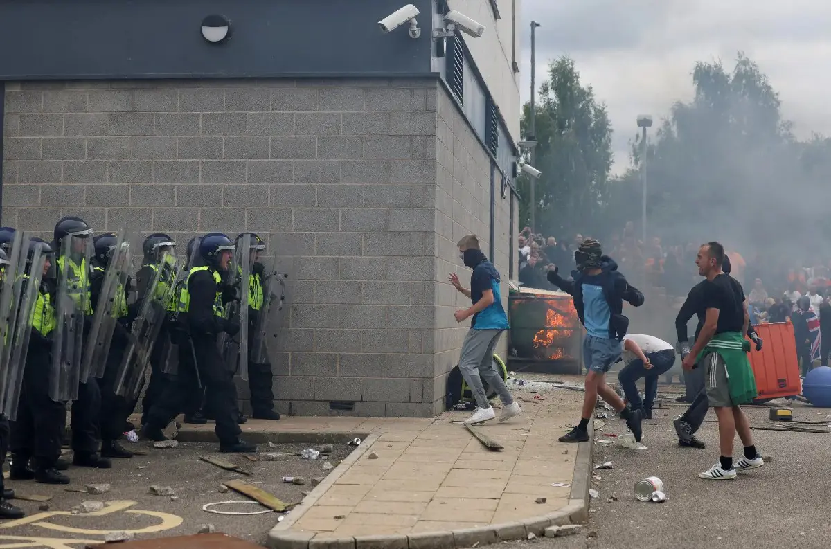 Veľkú Britániu zachvátil chaos a násilné protesty. Demonštrantov vyhnala do ulíc lož