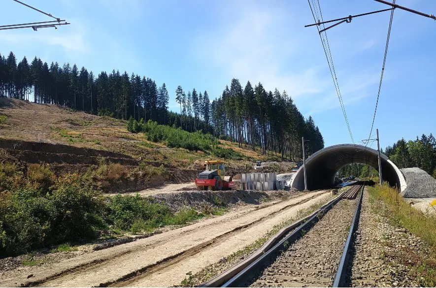 Kysuce: Pokračujú práce v budovaní ekoduktu. Výstavba zabezpečí zachovanie trasy pre veľké šelmy+ FOTO