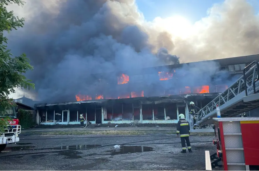 Požiar v obľúbenej dovolenkovej destinácií Slovákov. Maďarskí hasiči bojovali s požiarom celú noc! +VIDEO + FOTO