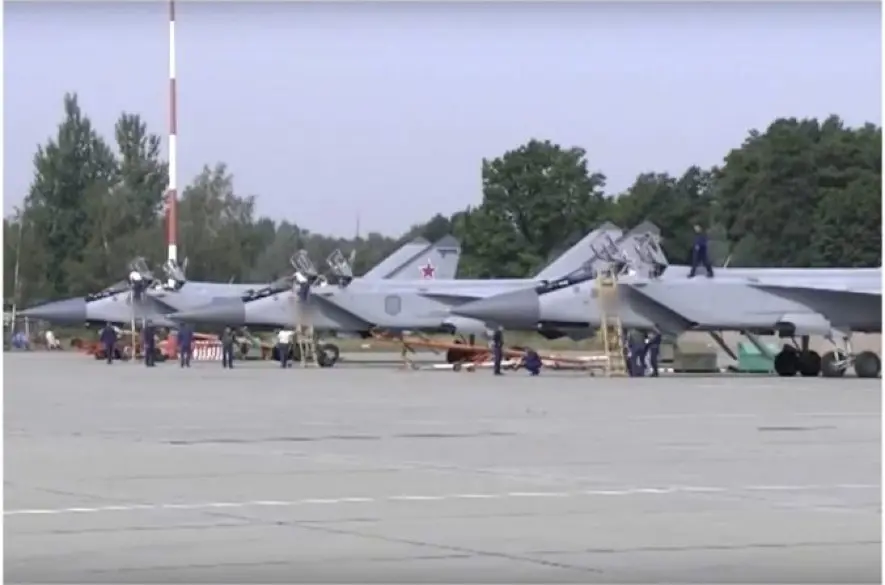 NASA satelity zachytili požiar pri ruskej leteckej základni Savaslejka. Skladujú tam aj stíhačky MiG + VIDEO