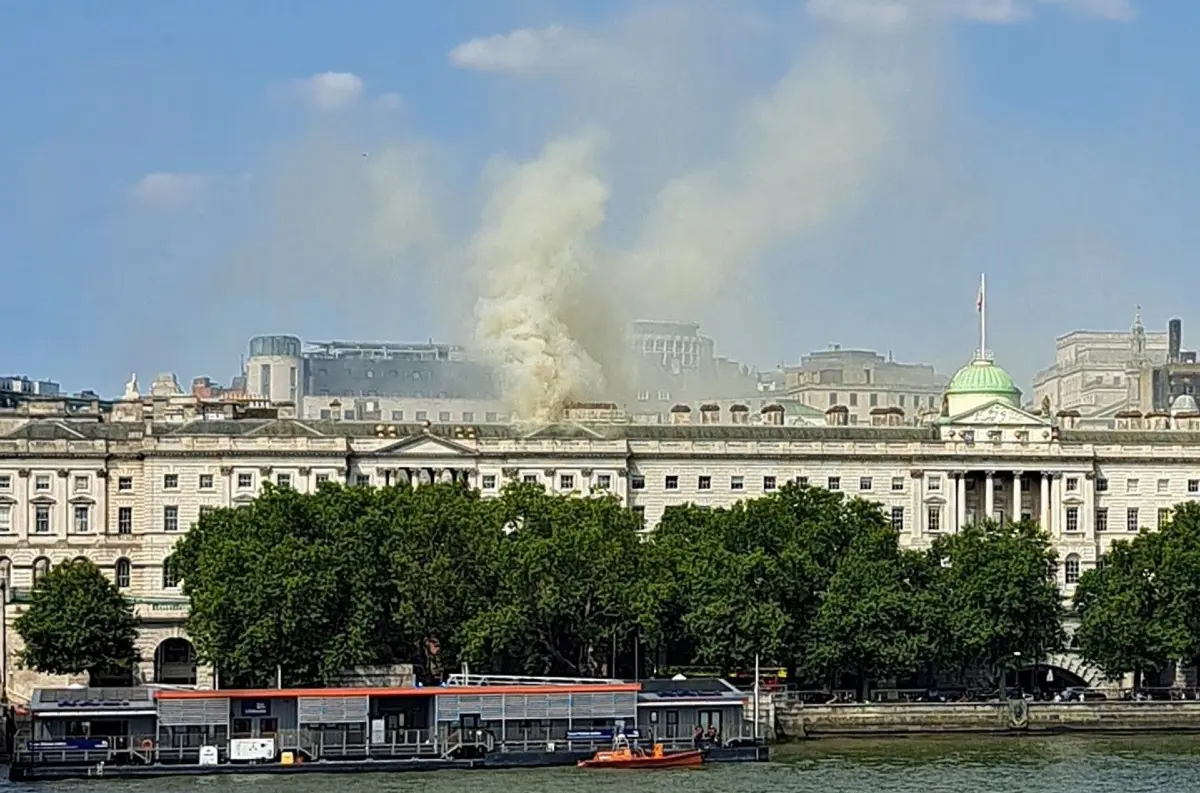 Požiar v Londýnskom Somerset House: Zasahuje stovka hasičov +VIDEO