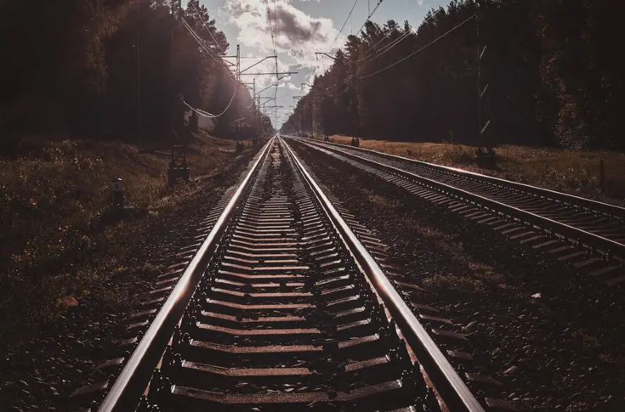 Na viacerých železničných tratiach sa začali výlukové práce. Pripravte sa na dopravné obmedzenia