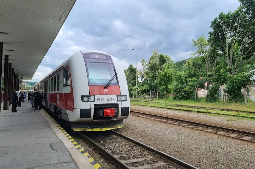 Prešov: Agresívny gang napadol ženu na koľajisku!  + Video