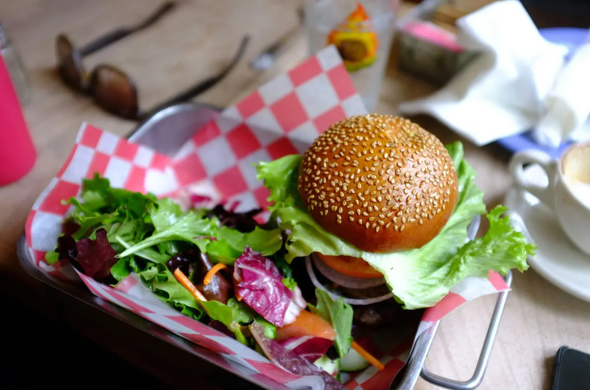 Hamburger, hranolčeky a kola. Tak niektorí žijú, lebo sa boja zlyhania