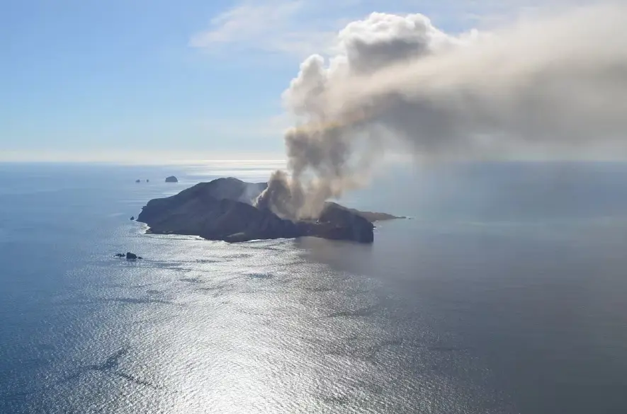 Na  Novom Zélande chrlil stratovulkán White Island popol. Museli prerušiť lety + VIDEO