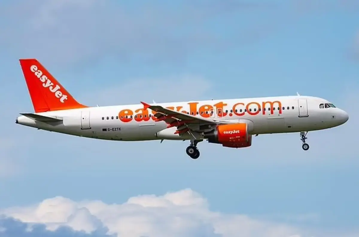 Najmenej 2 osoby sa zranili, keď turbulencie zasiahli let spoločnosti easyJet z Korfu do Londýna. Núdzové pristátie v Taliansku