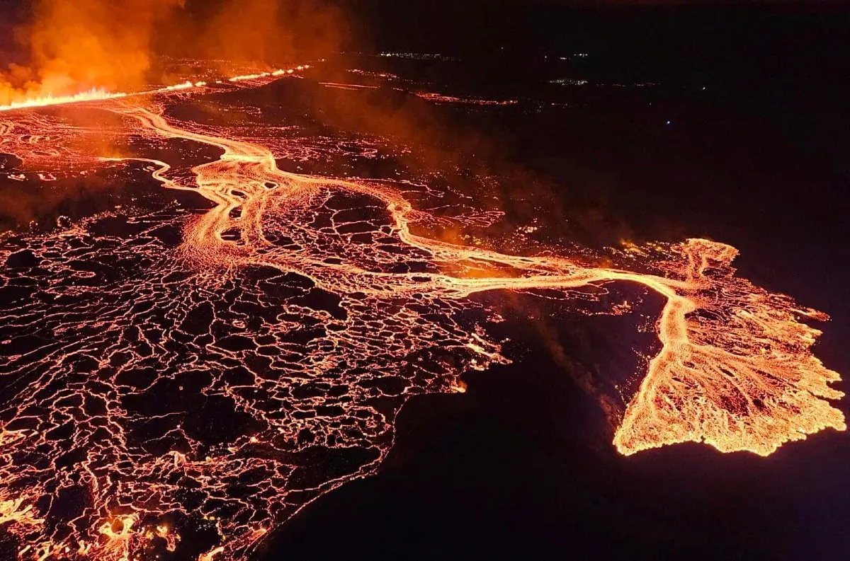 Islandská sopka opäť vybuchla, ale zatiaľ ušetrila neďaleké mesto Grindavik + FOTO + VIDEO