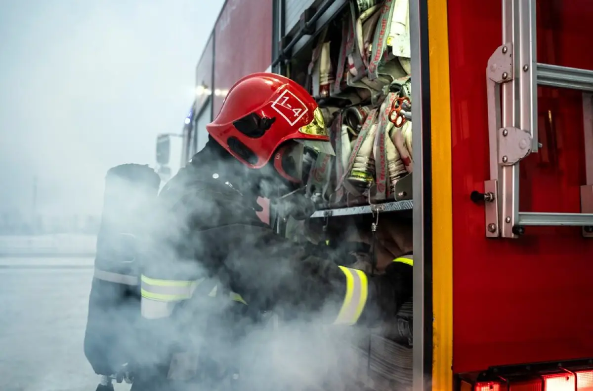 Hasiči zasahujú pri nehode osobného auta a nákladného vozidla pri obci Gočovo