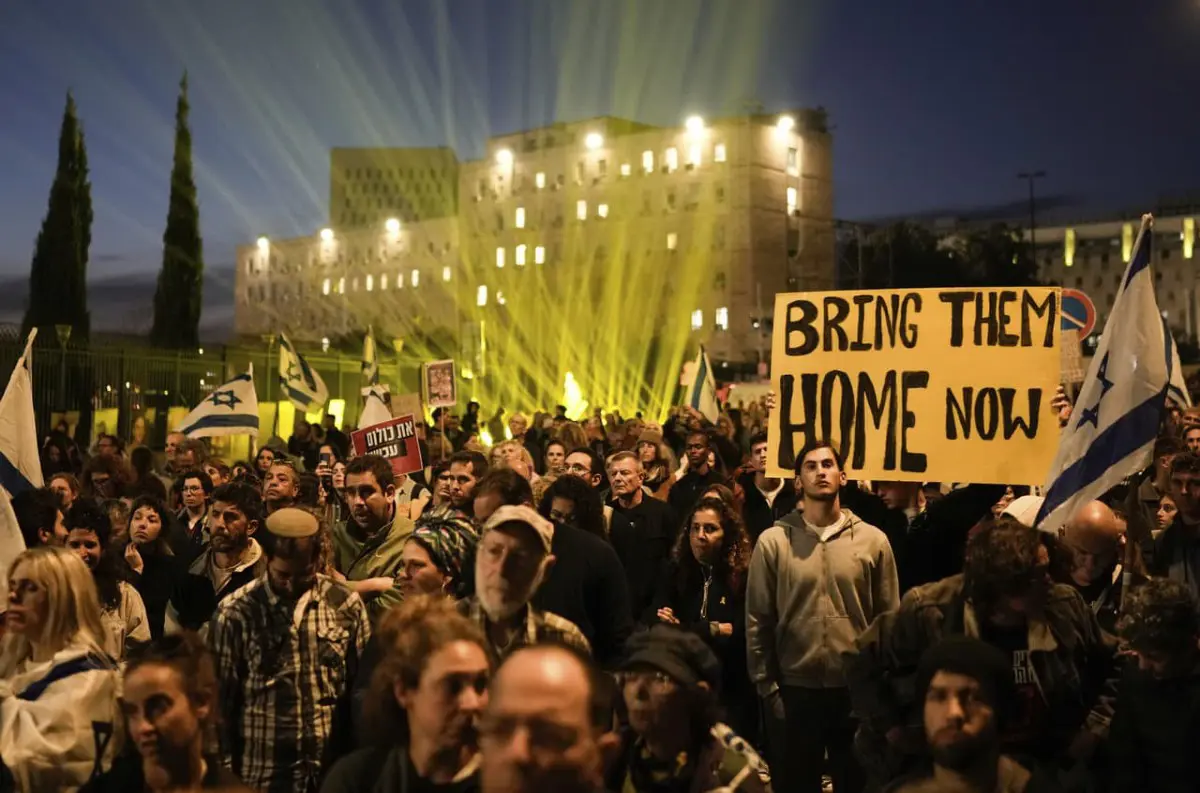 Masívne protesty v Izraeli: Tisíce ľudí žiadajú okamžité prepustenie rukojemníkov