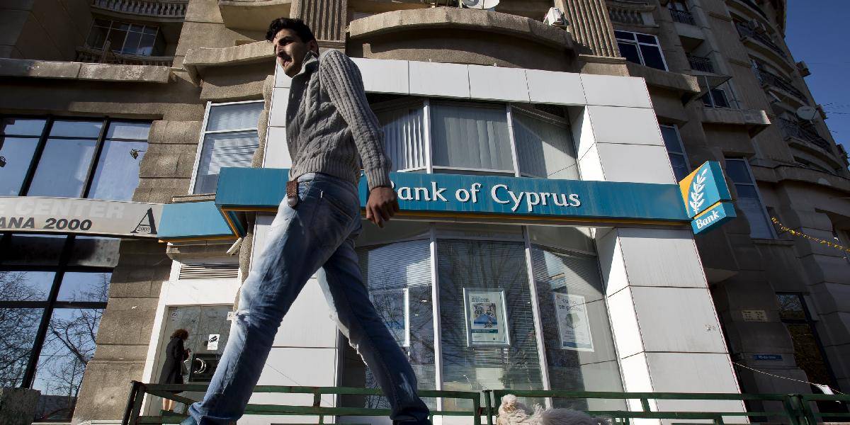 Najväčšia banka na Cypre začala meniť vklady na pomoc krajine