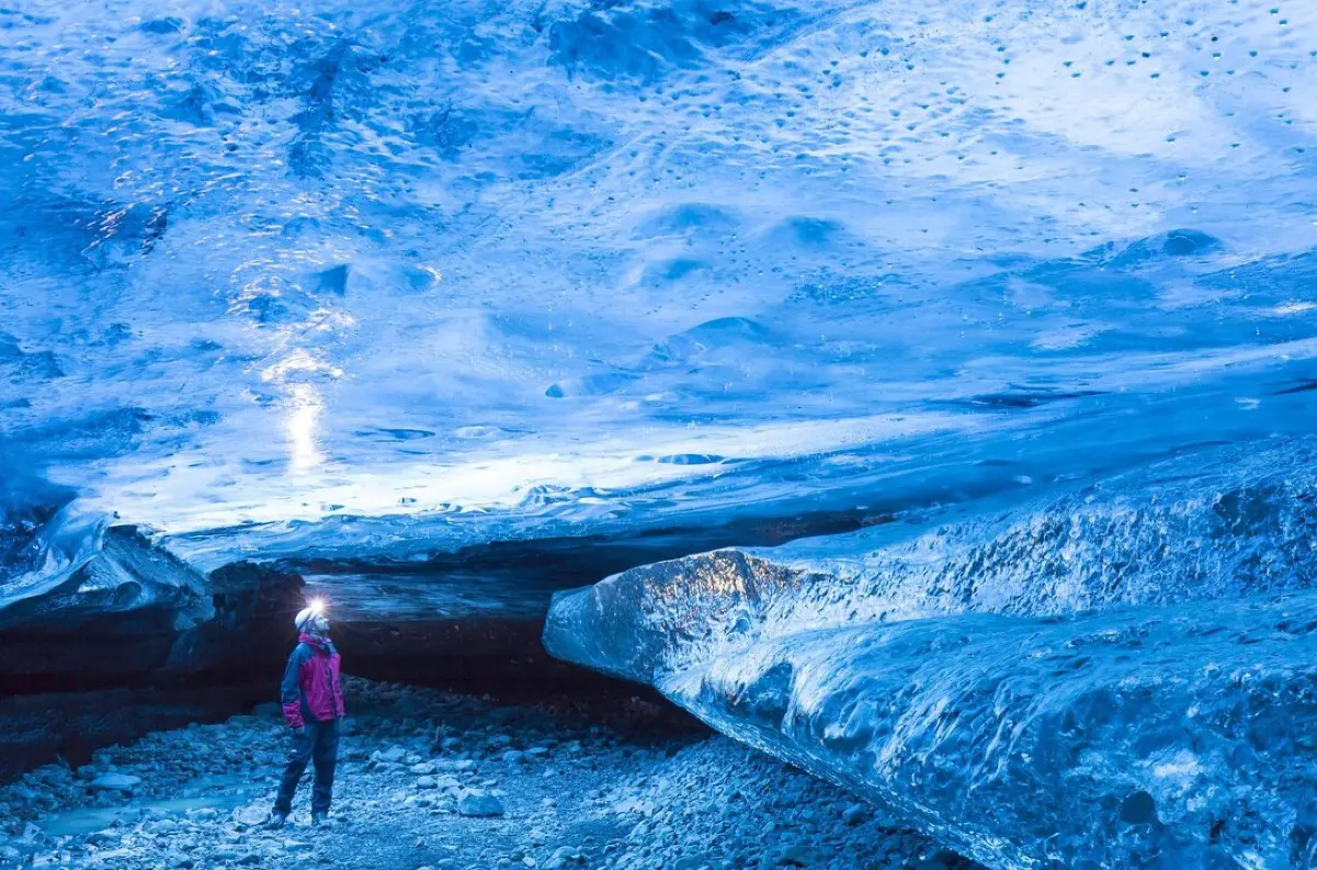 Na Islande sa zrútila ľadová jaskyňa. Hlásia mŕtveho i nezvestnývch