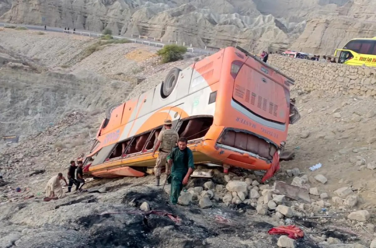 Nehoda pútnického autobusu na juhozápade Pakistanu si vyžiadala 12 mŕtvych a 22 zranených