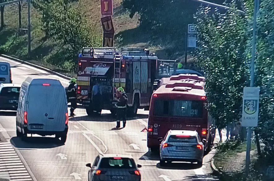 Lamač: Auto pri nákupnom centre narazilo do zastávky MHD! Doprava je obmedzená + FOTO