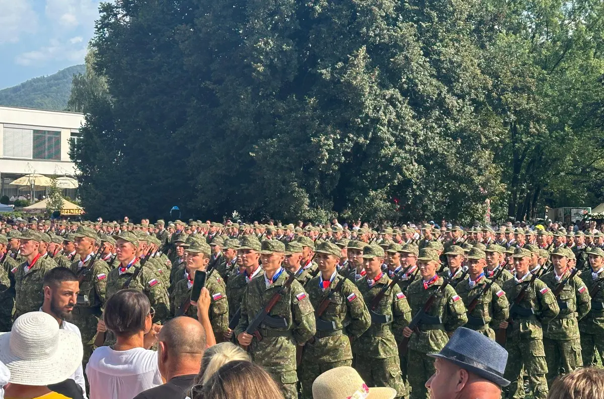 AKTUALIZOVANÉ Historická vojenská prísaha pri 80. výročí SNP: Noví absolventi slávnostne prisahali v Banskej Bystrici + VIDEÁ +FOTO