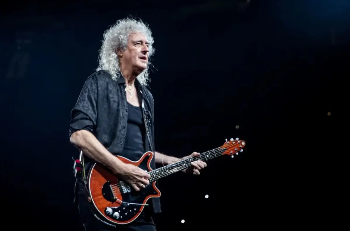 Brian May, gitarista skupiny Queen, priznal, že mal menšiu mŕtvicu, ktorá mu znemožnila hrať +VIDEO