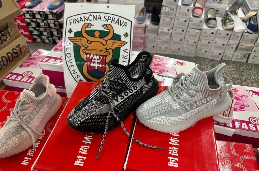 Colníci zaistili falzifikáty značky Adidas! škodu vyčíslili na 40 000 eur