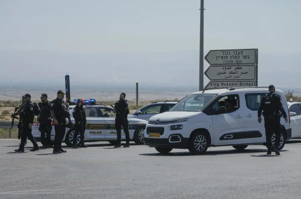 Pri streľbe na hraničnom priechode medzi Západným brehom a Jordánskom zahynuli traja Izraelčania + VIDEÁ