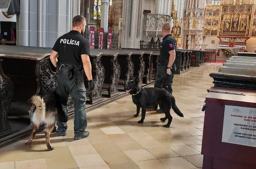 BOMBOVÉ HROZBY: Po školách čelia útoku letiská aj cirkev + FOTO