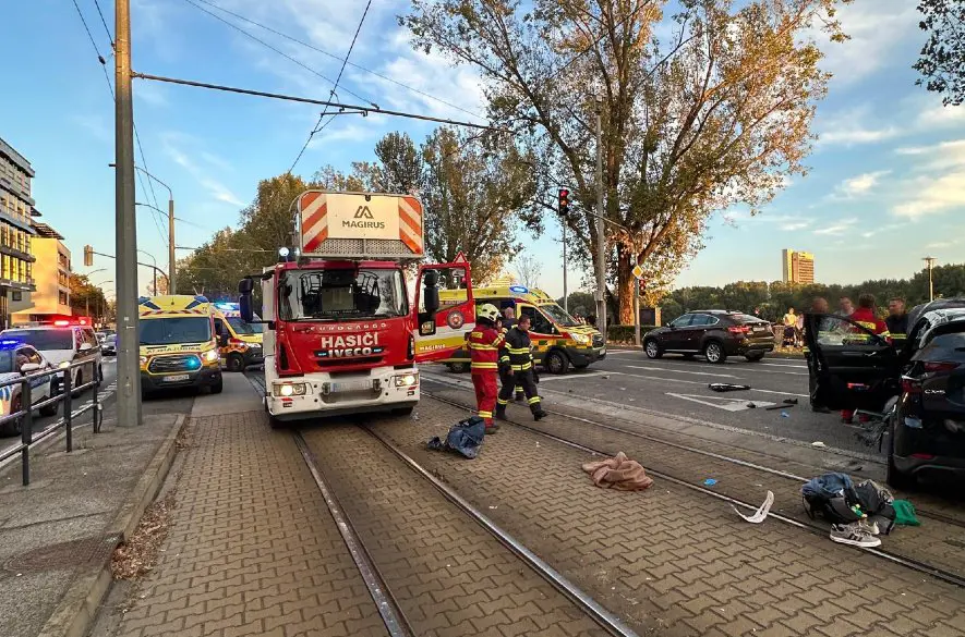 Bratislava: Po zrážke auta s električkou hlásia 5 zranených + FOTO