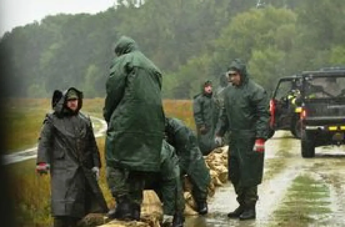 Posilňovanie hrádzí na rieke Morava: Vojaci pomáhajú pri ochrane pred povodňami